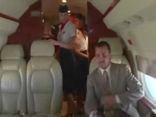 लंपट stewardesses चूसना उनके clients कठिन putz पर the विमान