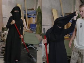 Tour 的 贓物 - 穆斯林 女人 sweeping 地板 得到 noticed 由 角質 美國人 soldier