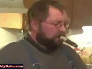 Daddydater cigar тато ведмідь отримує його великий manhood висмоктаний