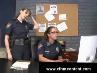 女 警察