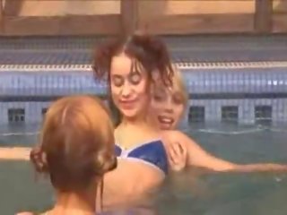 Captivating lezboes v na plavanje bazen