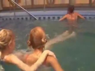 Fascynujący lesbos w the pływanie basen
